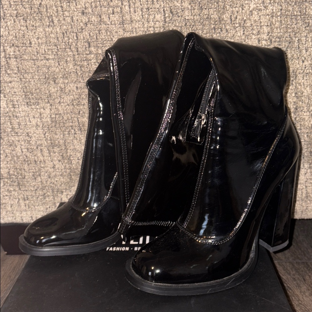 PrettyLittleThing Black Patent Heeled Boots - Picture 3 of 5